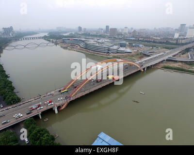 Jinhua, China. 14. Juli 2015. Ein Mann steht auf der Oberseite eine Brücke und springen in den Fluss in Jinhua, Zhejiang Provinz, 14. Juli 2015 wollen.  Der Mann fand um 14:00 auf der Oberseite und zu Fuß auf den Boden auf 17:22 nach der Polizist ihn zu überzeugen. Der Grund ist noch nicht klar. Bildnachweis: Panda Auge/Alamy Live-Nachrichten Stockfoto