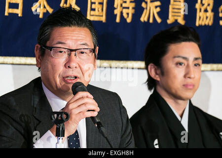 (L, R) Jay (Junichi) Sakamoto Präsident und CEO von Shochiku Co., Ltd. und Ichikawa Somegoro (7.) Kabuki Schauspieler sprechen im Rahmen einer Pressekonferenz verkünden die '' Japan KABUKI Festival in Las Vegas 2015-2016'' an der Foreign Correspondents Club of Japan am 14. Juli 2015, Tokio, Japan. Das Festival wird mit 3 Übernachtungen von Ichikawa Somegoro (7.) Durchführung der Kabuki klassische '' Koi-Tsukami'' oder '' kämpfen mit A Karpfen '' in the Fountains of Bellagio Hotel vom 14. August bis 16. geöffnet. Laut Veranstalter haben einige japanische Fans bereits ihre Flüge nach Las Vegas gebucht. (Foto von Rodrigo Stockfoto