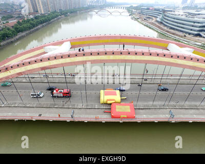 Jinhua, China. 14. Juli 2015. Ein Mann steht auf der Oberseite eine Brücke und springen in den Fluss in Jinhua, Zhejiang Provinz, 14. Juli 2015 wollen.  Der Mann fand um 14:00 auf der Oberseite und zu Fuß auf den Boden auf 17:22 nach der Polizist ihn zu überzeugen. Der Grund ist noch nicht klar. Bildnachweis: Panda Auge/Alamy Live-Nachrichten Stockfoto