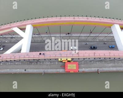 Jinhua, China. 14. Juli 2015. Ein Mann steht auf der Oberseite eine Brücke und springen in den Fluss in Jinhua, Zhejiang Provinz, 14. Juli 2015 wollen.  Der Mann fand um 14:00 auf der Oberseite und zu Fuß auf den Boden auf 17:22 nach der Polizist ihn zu überzeugen. Der Grund ist noch nicht klar. Bildnachweis: Panda Auge/Alamy Live-Nachrichten Stockfoto