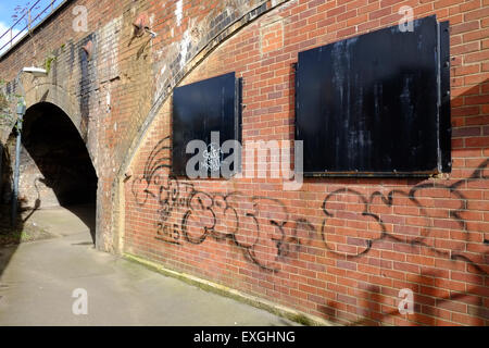 Alte Eisenbahn Bögen Leamington Spa und graffiti Stockfoto