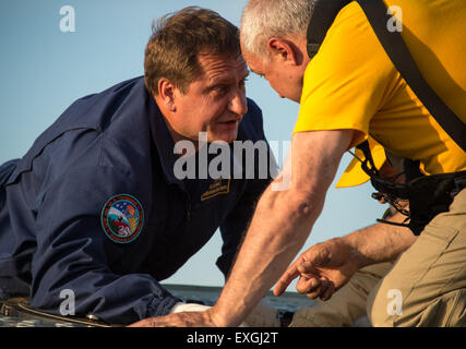 Nach sechs Monaten an Bord der Internationalen Raumstation 43 landen Expeditionskommandant Terry Virts, Kosmonaut Anton Schkaplerov und Astronaut Samantha Cristoforetti sicher in Kasachstan an Bord von Sojus TMA-15M und beenden ihre Mission. Stockfoto
