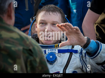 Die Expedition 43, der Kommandant Terry Virts, steht zusammen mit den Kosmonauten Anton Schkaplerow und Samantha Cristoforetti nach der Rückkehr von der Internationalen Raumstation. Die Besatzung landete nach einer sechsmonatigen Mission an Bord der ISS in Kasachstan. Stockfoto