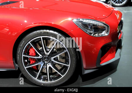 Vorderrad von Mercedes-AMG GT auf dem Display auf der Rai International Motor Show 2015 in Amsterdam Stockfoto