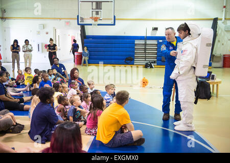 Astronaut Barry "Butch" Wilmore beschreibt die Funktionen des einen Raumanzug zu Studenten, die an der gemeinsamen Base Anacostia-Bolling (JBAB) Sommer Camp Juni 24, 2015 um JBAB in Washington, DC. Stockfoto