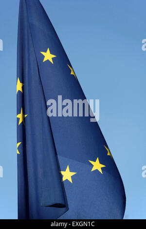 Die EU-Flagge gegen blauen Himmel Stockfoto