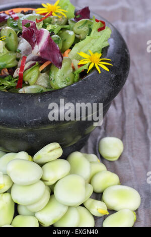 Nahaufnahme von Bohnen, Salat mit Speck und Chili. Stockfoto