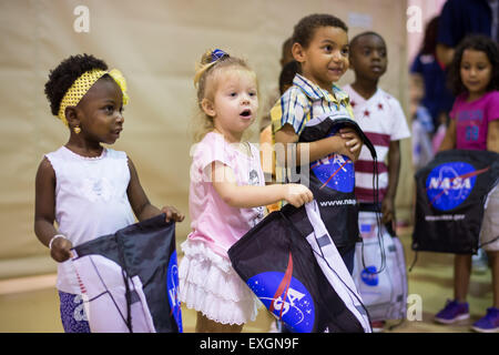 Studenten, die an das gemeinsame Base Anacostia-Bolling (JBAB) Summer Camp sammeln NASA Taschen nach Astronaut Barry "Butch" Wilmore Präsentation über seine Zeit an Bord der internationalen Raumstation ISS 24. Juni 2015 bei JBAB in Washington, DC. Stockfoto