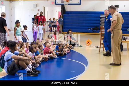 Astronaut Barry "Butch" Wilmore und Installation Kommandant Kapitän Frank Mays sprechen mit Studenten, die an der gemeinsamen Base Anacostia-Bolling (JBAB) Sommer Camp Juni 24, 2015 um JBAB in Washington, DC. Stockfoto