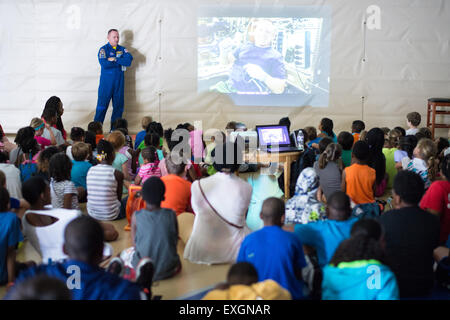 Astronaut Barry "Butch" Wilmore spricht mit Studenten, die an der gemeinsamen Base Anacostia-Bolling (JBAB)-Sommer-Camp über seine Zeit an Bord der internationalen Raumstation ISS 24. Juni 2015 bei JBAB in Washington, DC. Stockfoto