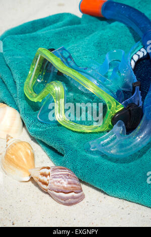 Tauchausrüstung, Tauchen Brille, Schnorchel, Handtuch und Muscheln am Strand Stockfoto