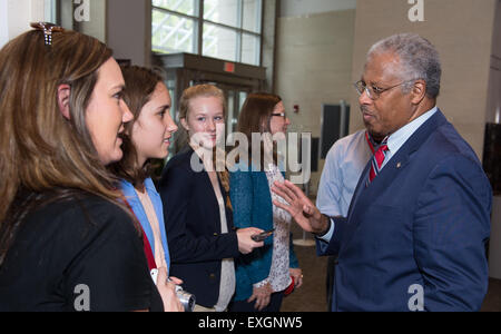 Dr. Roosevelt Johnson, stellvertretender Administrator Stellvertreter für Ausbildung, NASA, gratuliert Makayla Stewart, ein Schüler von Nicholson Elementary School in Picayune, Frl., zweiter von links, und Anna Lander, ein Student an Picayune Memorial High School, zweiter von rechts, der Nicholson elementare Team Finalisten in der Samsung "Lösen for Tomorrow" werden unterstützt-Wettbewerb, ein $120.000 Auszeichnung auf Dienstag, 28. April 2015 im NASA-Hauptquartier in Washington , DC. Sie bauten einen Prototyp-Roboter, der Stadt Entwässerungssysteme um Probleme untersucht. Stockfoto