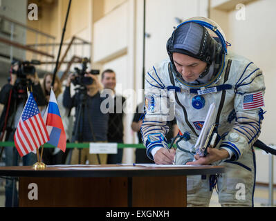 NASA-Astronaut Kjell Lindgren signiert Dokumente am zweiten Tag der Qualifikation Prüfungen mit Japan Aerospace Exploration Agency (JAXA) Astronaut Kimya Yui, Donnerstag, 7. Mai 2015 auf Gagarin Kosmonauten Training Center (GCTC) in Star City, Russland und russische Kosmonaut Oleg Kononenko. Die Expedition 44/45-Trio bereitet für den Start zur internationalen Raumstation ISS in ihrem Raumschiff Sojus TMA - 17 M vom Weltraumbahnhof Baikonur in Kasachstan. Stockfoto