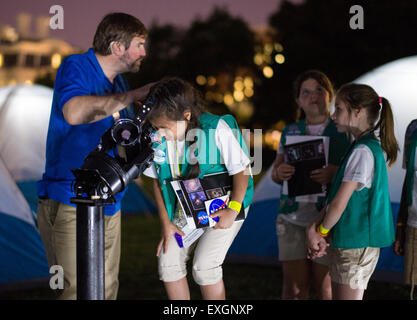 Eine Pfadfinderin sieht durch ein Teleskop auf die erste weiße Haus Feldlagers mit fünfzig-vierten Klasse Girl Scouts im Rahmen der gehen! Außen-Initiative auf Dienstag, 30. Juni 2015 in Washington, DC. NASA zur Verfügung gestellt Teleskope und führte eine Sternenhimmel-Aktivität mit Wissenschaftlern und Astronaut Cady Coleman anwesend. Stockfoto