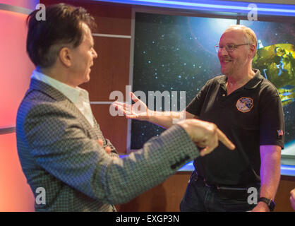 Mark Showalter rechts, der Pluto Mond Styx in 2012 entdeckt hat, spricht mit Lawrence Gowen der Band Styx, Mittwoch, 1. Juli 2015 an der Johns Hopkins University Applied Physics Laboratory in Laurel, Maryland.  Die Bandmitglieder besuchten Styx mit New Horizons team-Mitglieder und erhalten einen Überblick über die Mission Operations Center. Stockfoto