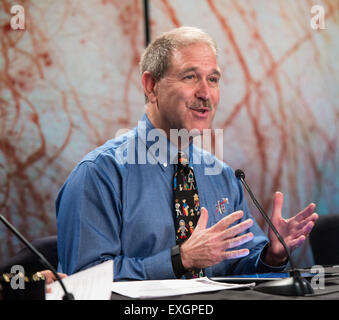 John Grunsfeld sprach über die Mission der NASA, Europa, einen der Jupitermonde, zu erforschen, und konzentrierte sich dabei auf Instrumente für Flybys, um Europas Oberfläche, Zusammensetzung und Lebenspotenzial zu untersuchen. Die Mission soll 2022 für Planetenforschung und -Beobachtung starten. Stockfoto