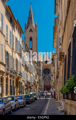 Straße im historischen Quartier Mazarin-Viertel mit St. Jean de Malte Kirche im Hintergrund, Aix en Provence, Frankreich Stockfoto