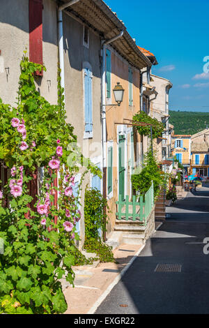 Malerische Aussicht auf einer Straße im Dorf Banon, Alpes-de-Haute-Provence, Provence, Frankreich Stockfoto