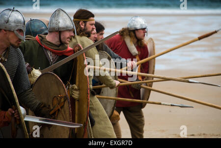 Wikinger am Strand von Bamburgh während der Dreharbeiten Stockfoto