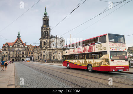 Doppeldeckerbus für Touristen, Theaterplatz, Theatre Square, Dresden, Sachsen, Deutschland, Europa Stockfoto