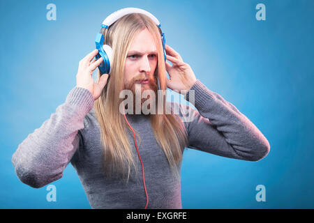 Junge bärtige Mann hört Musik. Stockfoto