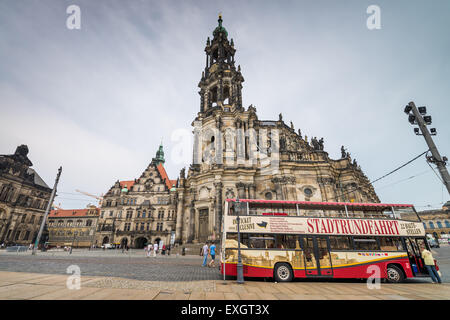 Doppeldeckerbus für Touristen, Theaterplatz, Theatre Square, Dresden, Sachsen, Deutschland, Europa Stockfoto