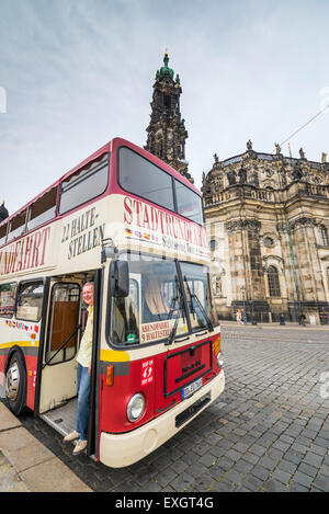 Doppeldeckerbus für Touristen, Theaterplatz, Theatre Square, Dresden, Sachsen, Deutschland, Europa Stockfoto