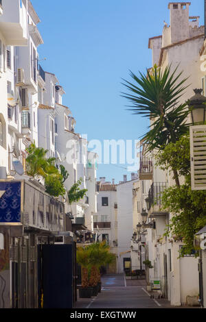 Straßen mit weiß getünchten Gebäuden typisch von Puerto Banus, Malaga Spanien Stockfoto