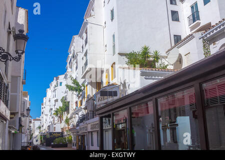 Straßen mit weiß getünchten Gebäuden typisch von Puerto Banus, Malaga Spanien Stockfoto