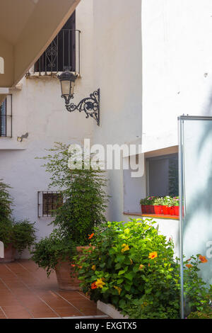 Straßen mit weiß getünchten Gebäuden typisch von Puerto Banus, Malaga Spanien Stockfoto