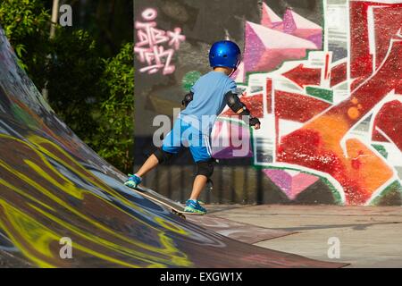 Junge Skateboarding in der SCAPE Skate Park, Singapur. Stockfoto