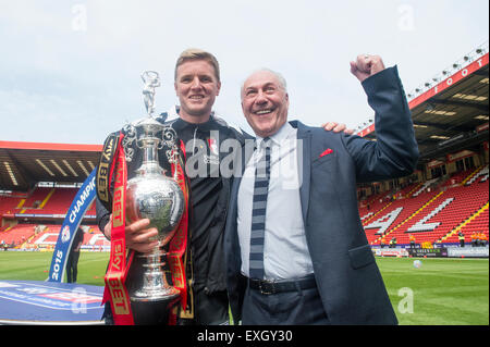 AFC Bournemouth Manager Eddie Howe und Chairman Jeff Mostyn mit der Meisterschale Stockfoto