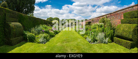 Berühmte doppelte Staudenrabatten Arley Hall in Cheshire, England. Stockfoto