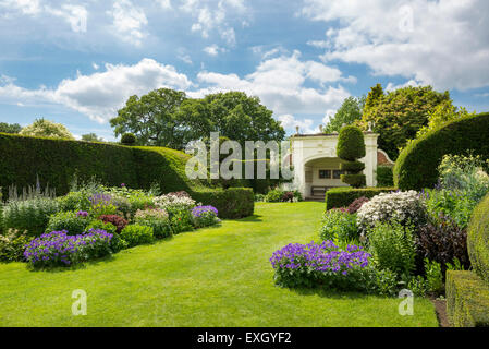 Der Dorn am Ende der berühmten Doppel Staudenrabatten Arley Hall in Cheshire, England. Stockfoto