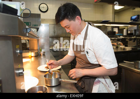 South Korean Food, von Küchenchef Joo-Won, Galvin bei Windows, Michelin Star Restaurant, Park Lane, London, England, UK Stockfoto