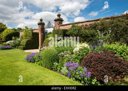 Berühmte doppelte Staudenrabatten Arley Hall Gardens in Cheshire, England. Stockfoto