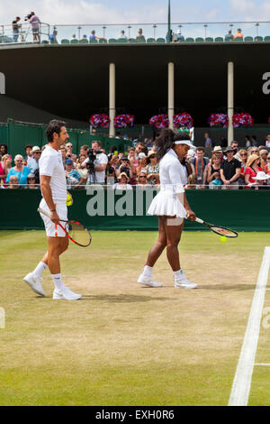 Serena Williams erwärmt sich für das Spiel half von Trainer Patrick Mouratoglou, während der Wimbledon Championships 2015 Stockfoto