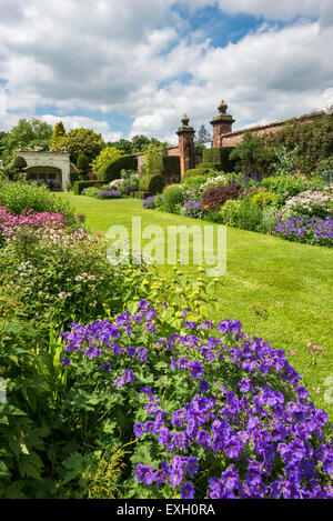 Berühmte doppelte Staudenrabatten Arley Hall Gardens in Cheshire, England. Stockfoto