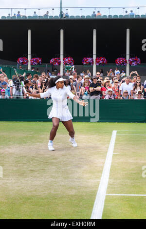 Serena Williams erwärmt sich für das Spiel half von Trainer Patrick Mouratoglou, während der Wimbledon Championships 2015 Stockfoto