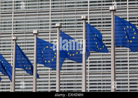 Europäische Fahnen vor dem Berlaymont-Gebäude, Sitz der Europäischen Kommission in Brüssel, Belgien Stockfoto