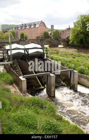 Twin archimedischen Schraube Wasserturbinen am Fluss Werra Hann münden Niedersachsen Deutschland Stockfoto