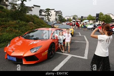 Huangshan, Anhui Provinz. 14. Juli 2015. Lamborghini-Supersportwagen kommen an alten Stadt Huizhou während einer Kreuzfahrt in Huangshan, der ostchinesischen Provinz Anhui, 14. Juli 2015. Die Kreuzfahrt ist ein Teil des Lamborghini China Giro ist für den 10. Jahrestag des Lamborghinis Eintritt in den chinesischen Markt statt und dauert von Juli bis Oktober dieses Jahres. Bildnachweis: Shi Yalei/Xinhua/Alamy Live-Nachrichten Stockfoto