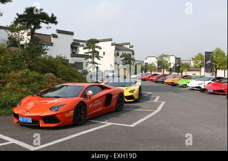 Huangshan, Anhui Provinz. 14. Juli 2015. Lamborghini-Supersportwagen kommen an alten Stadt Huizhou während einer Kreuzfahrt in Huangshan, der ostchinesischen Provinz Anhui, 14. Juli 2015. Die Kreuzfahrt ist ein Teil des Lamborghini China Giro ist für den 10. Jahrestag des Lamborghinis Eintritt in den chinesischen Markt statt und dauert von Juli bis Oktober dieses Jahres. Bildnachweis: Shi Yalei/Xinhua/Alamy Live-Nachrichten Stockfoto