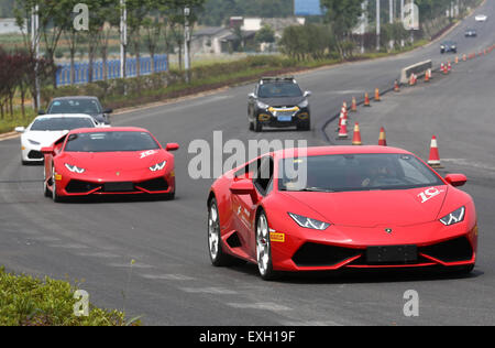 Huangshan, Anhui Provinz. 14. Juli 2015. Lamborghini-Supersportwagen bewegen während einer Kreuzfahrt in Huangshan, der ostchinesischen Provinz Anhui, 14. Juli 2015 auf einer Straße. Die Kreuzfahrt ist ein Teil des Lamborghini China Giro ist für den 10. Jahrestag des Lamborghinis Eintritt in den chinesischen Markt statt und dauert von Juli bis Oktober dieses Jahres. Bildnachweis: Shi Yalei/Xinhua/Alamy Live-Nachrichten Stockfoto