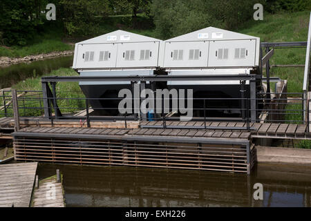 Twin archimedischen Schraube Wasserturbinen am Fluss Werra Hann münden Niedersachsen Deutschland Stockfoto