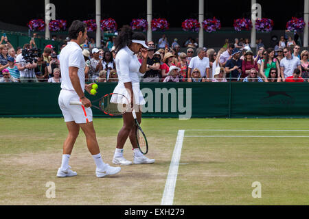 Serena Williams erwärmt sich für das Spiel half von Trainer Patrick Mouratoglou, während der Wimbledon Championships 2015 Stockfoto