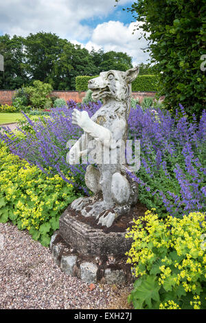 Steinstatue im ummauerten Garten Arley Hall Gardens in Cheshire, England. Stockfoto