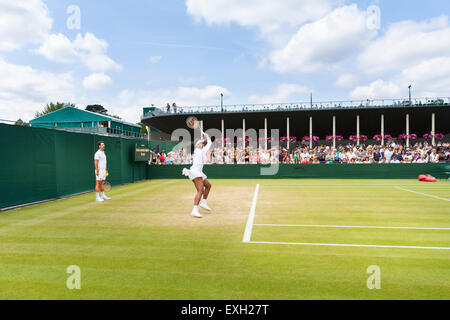 Serena Williams erwärmt sich für das Spiel auf Platz Nr. 5, geholfen durch Trainer Patrick Mouratoglou, während der Wimbledon Championships 2015 Stockfoto