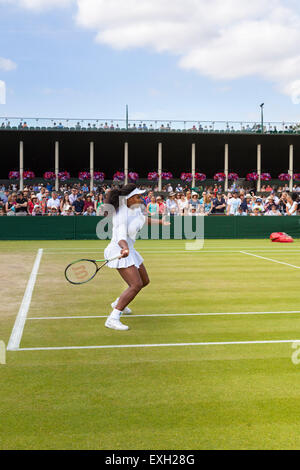 Serena Williams erwärmt sich für das Spiel auf Platz Nr. 1 bei den Wimbledon Championships 2015 Stockfoto