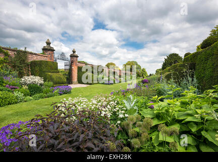 Berühmte doppelte Staudenrabatten Arley Hall in Cheshire. Frühsommer Grenze Pflanzen in Blüte. Stockfoto